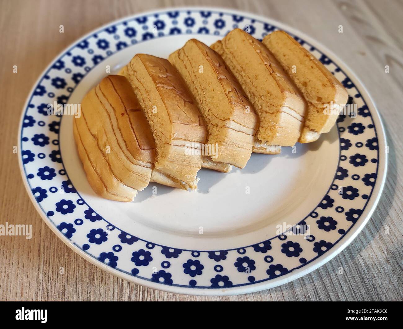 Pane di zucca a strati fatto in casa su un piatto Foto Stock