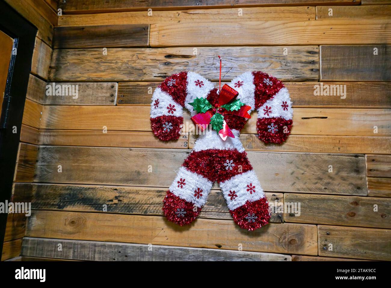 Decorazione natalizia, parete appesa all'interno di un ristorante nel nord della Florida. Foto Stock