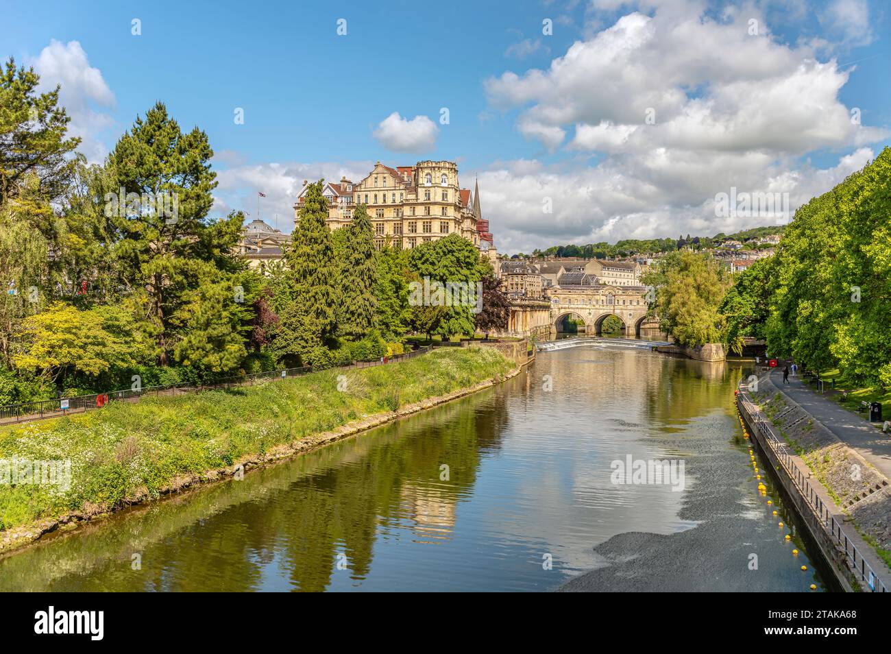 Vista sui giardini di parata presso le rive del fiume Avon, bagno, Somerset, Inghilterra Foto Stock