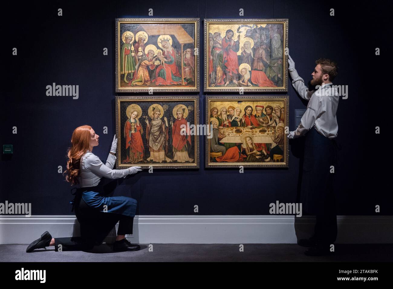 LONDRA, REGNO UNITO - 01 DICEMBRE 2023: I tecnici tengono quattro pannelli della pala della Maddalena di Hildesheim (a) l'Adorazione dei Magi; (b) tre santi: Maria Maddalena, Agostino e Livino; (c) l'innalzamento di Lazzaro; (d) la cena nella casa di Simone il Fariseo (stima: €500.000 - 700.000) durante una foto alla casa d'aste Sotheby's che mostra i punti salienti delle vendite della Old Masters Week a Londra, Regno Unito, il 1° dicembre 2023. Gli sconti serali della settimana Masters di dicembre si estendono tra l'inizio del XV e l'inizio del XX secolo e includono una vasta gamma di Foto Stock