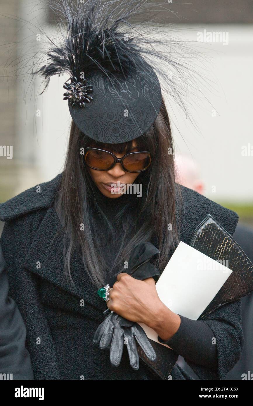 25.2.10 Alexander Lee McQueen funerale a knightsbridge Kate Moss, Naomi Campbell, Stella McCartney, Sam Taylor-Wood e Daphne Guinness sono stati tra i partecipanti Foto Stock