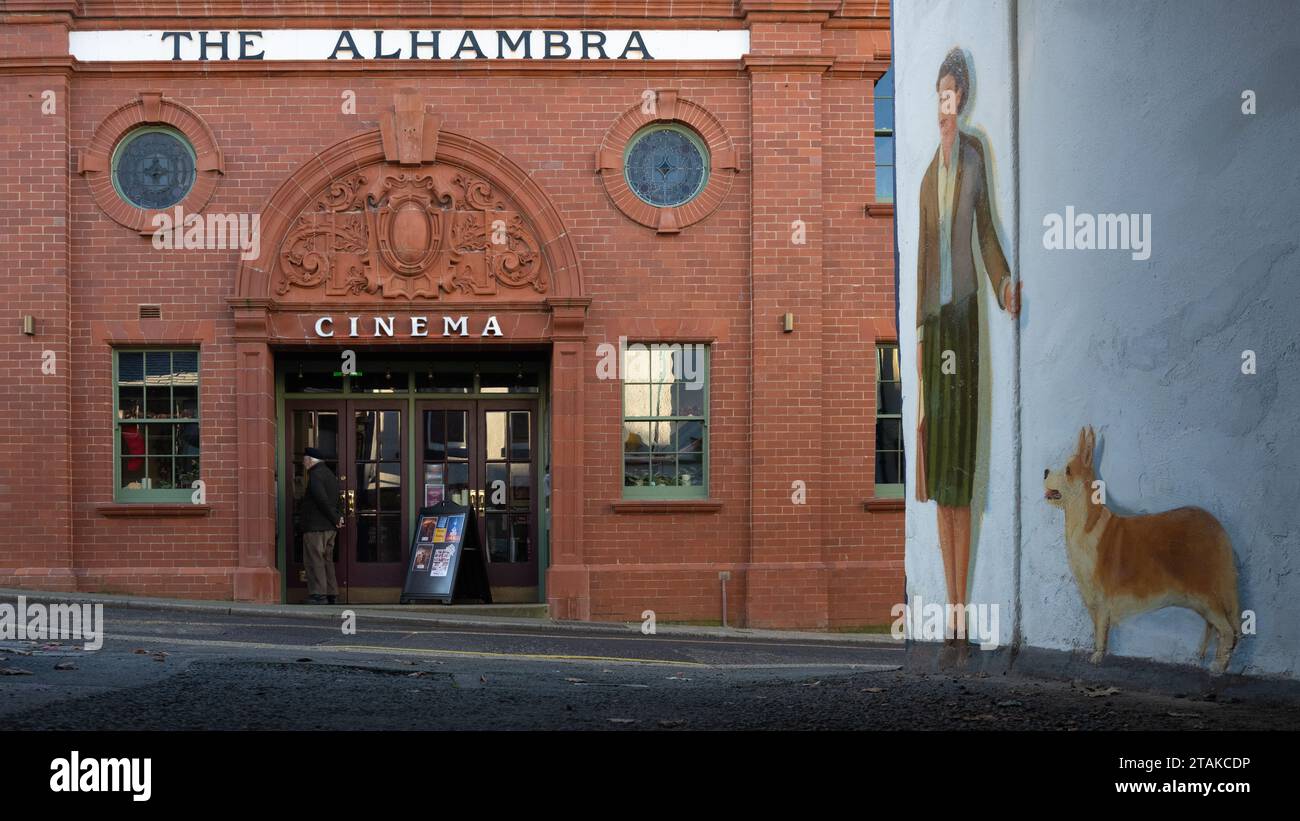Il cinema dell'Alhambra Keswick e il murale commemorativo della regina Elisabetta II da giovane donna con corgi nel vicolo di fronte a Keswick, Cumbria, Inghilterra, Regno Unito Foto Stock