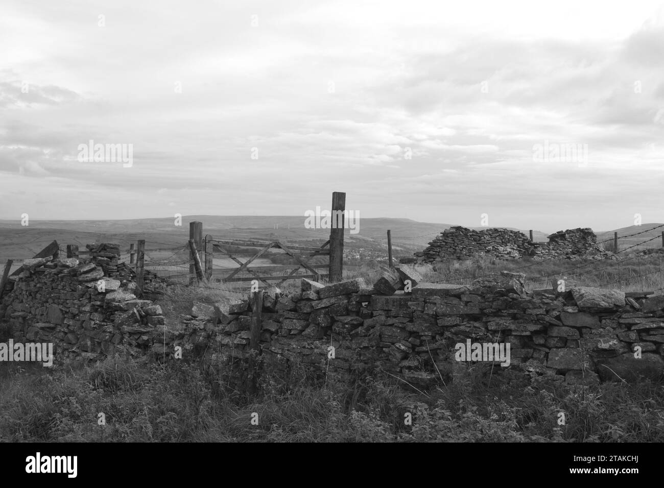 Il muro in ardesia raffigura una parete in pietra costruita appositamente in contrasto con un cielo aperto limpido Foto Stock