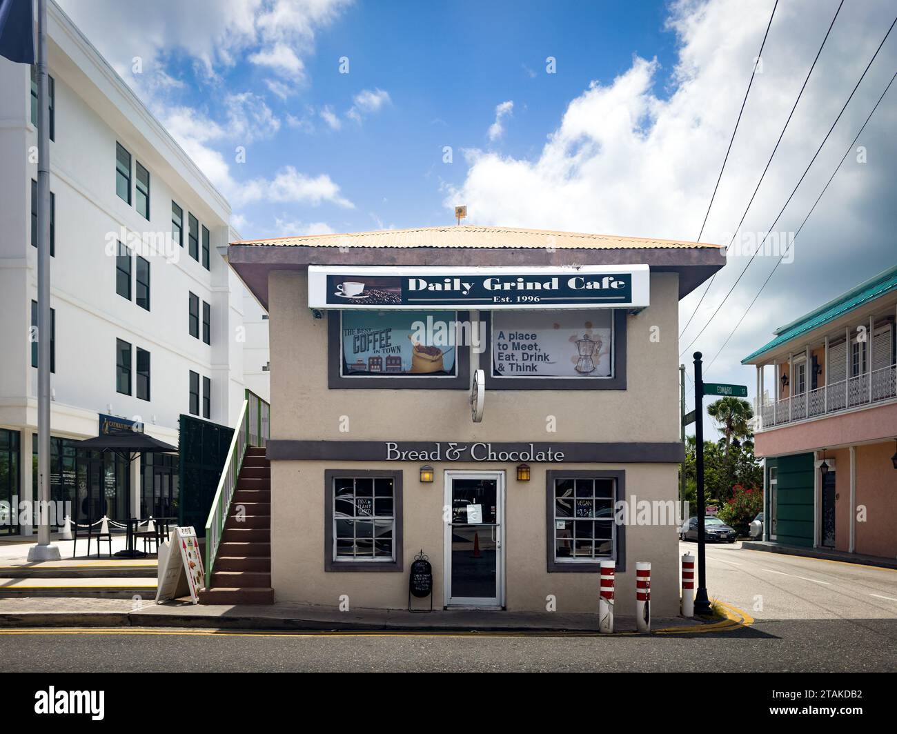 Grand Cayman, Isole Cayman, 13 luglio 2023, veduta di Pane e cioccolato, un moderno bistro vegano nel cuore del centro cittadino di George Town Foto Stock