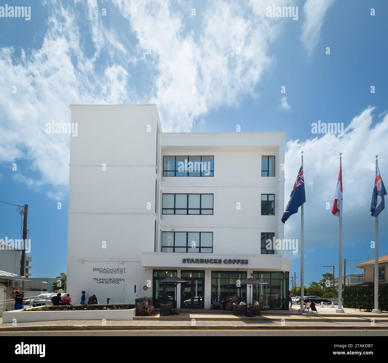 Grand Cayman, Isole Cayman, 13 luglio 2023, vista dell'esterno del caffè Starbucks in Edward Street a George Town Foto Stock