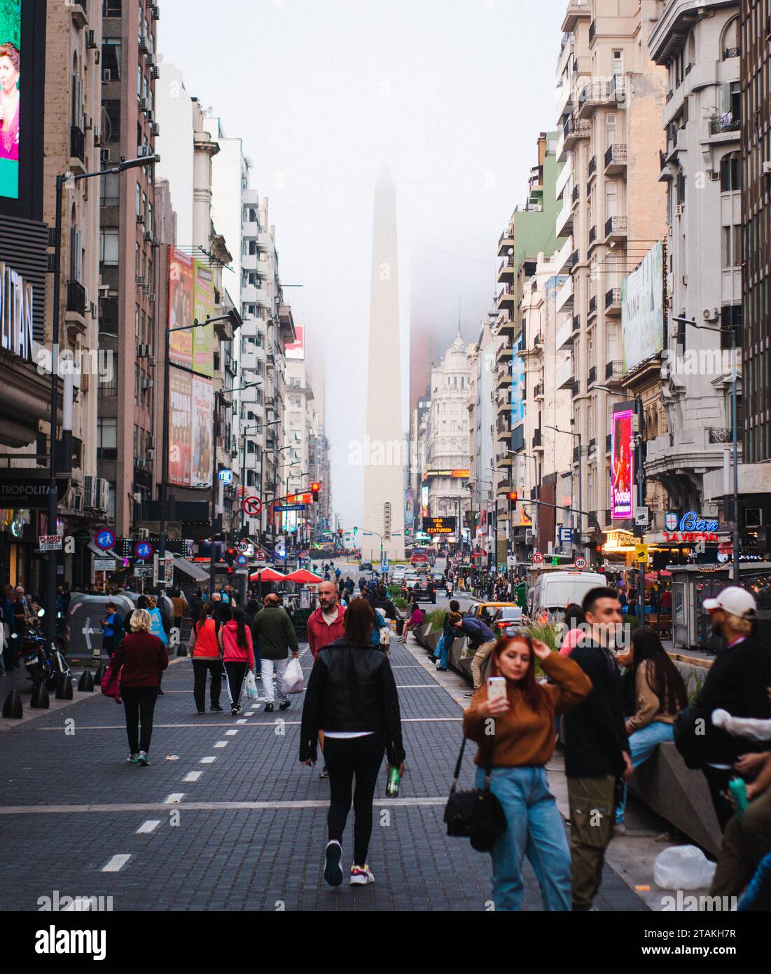 La famosa Av. Corrientes Street. Sullo sfondo, l'obelisco. Foto Stock