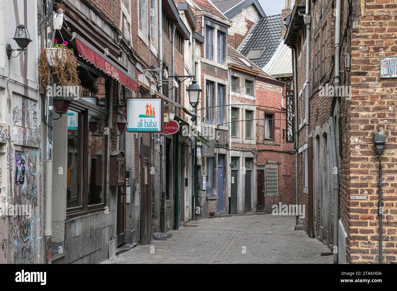 Rue Roture, una strada stretta e attrazione turistica a Outremeuse, un dipartimento nel centro di Liegi. Vallonia, Belgio. Foto Stock