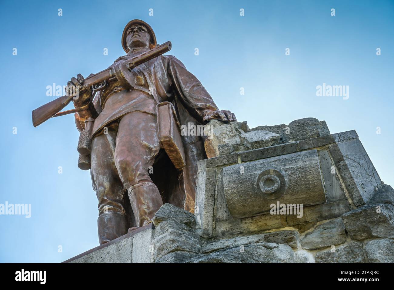 Denkmal, Soldat mit AK Kalaschnikow, Gedenkstätte Seelower Höhen, Seelow, Landkreis Märkisch-Oderland, Brandeburgo, Deutschland Foto Stock