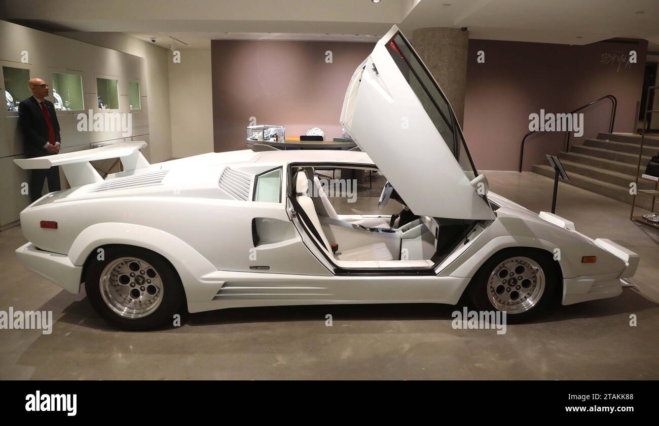 New York, New York, USA. 30 novembre 2023. 1989 Lamborghini Countach 25th Anniversary Edition di Bertone apparso nel film ''˜the Wolf of Wall Street' stima $ 1,5 milioni - $ 2 milioni, visto durante l'anteprima stampa RM Sotheby's Luxury Motor Car al Sotheby's New York. (Immagine di credito: © Nancy Kaszerman/ZUMA Press Wire) SOLO USO EDITORIALE! Non per USO commerciale! Foto Stock