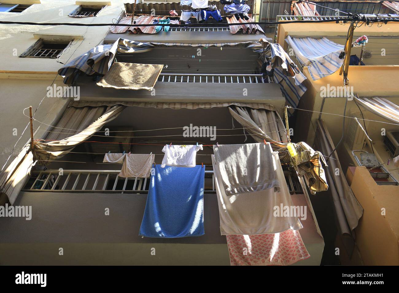 I vestiti erano appesi ad asciugare sui balconi di un edificio residenziale nelle strade armene di Bourj Hammoud, Libano. Foto Stock
