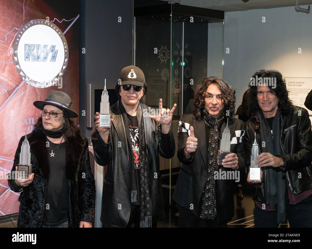 Eric Singer, Gene Simmons, Paul Stanley, Tommy Thayer della band KISS assistono all'illuminazione cerimoniale dell'Empire State Building a New York il 30 novembre 2023 per celebrare lo spettacolo finale della band al MSG Foto Stock