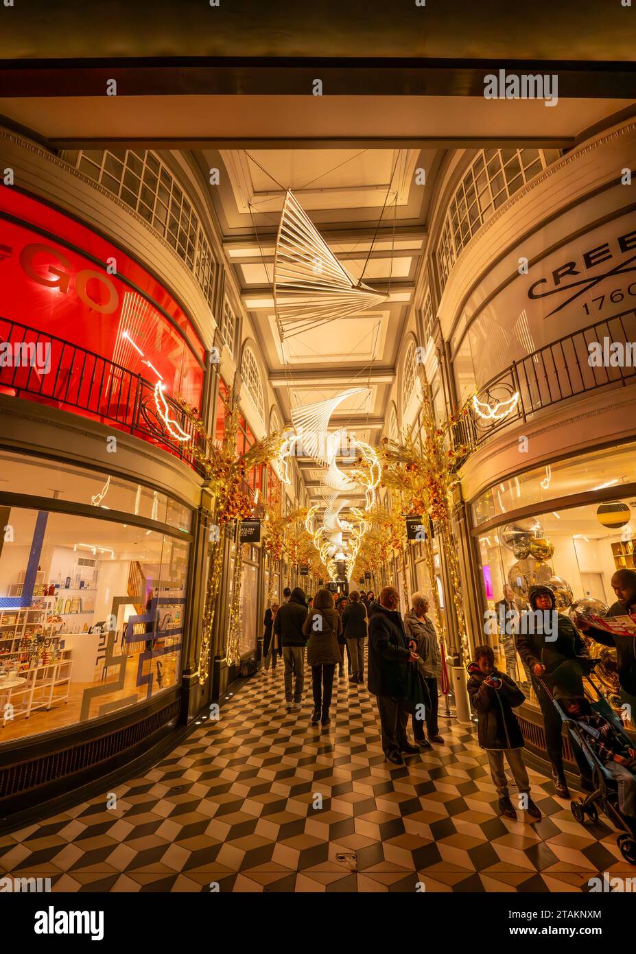 Londra, Regno Unito - 20 novembre 2023: Quadrant Arcade, un elegante complesso commerciale con negozi di lusso adiacenti a Regent Street con decorazioni natalizie. Foto Stock