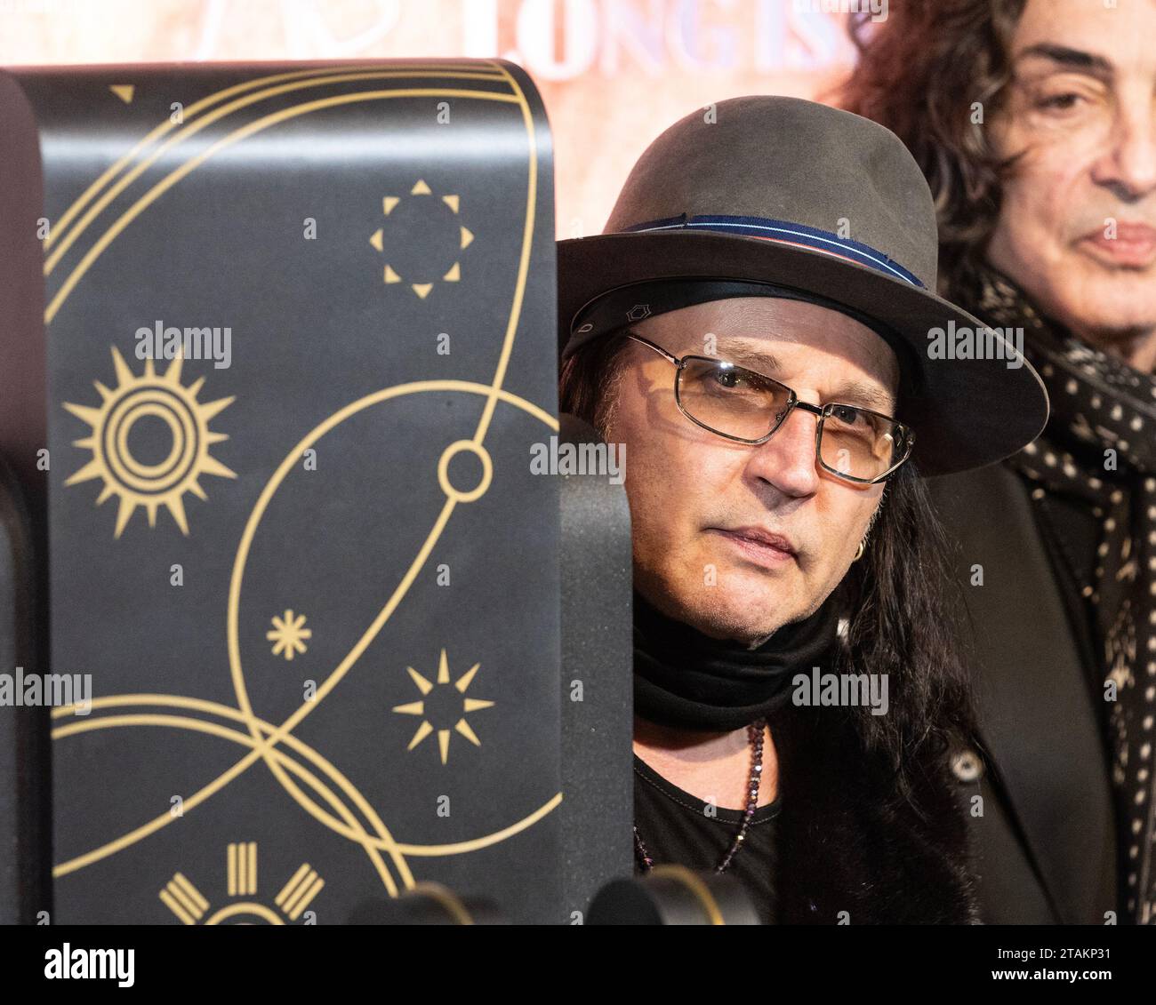 New York, USA. 30 novembre 2023. Eric Singer della band KISS assiste all'illuminazione cerimoniale dell'Empire State Building a New York il 30 novembre 2023 per celebrare lo spettacolo finale della band al Madison Square Garden. Band ha ricevuto la proclamazione dal sindaco della città dichiarando il 3 dicembre come KISS Day. (Foto di Lev Radin/Sipa USA) credito: SIPA USA/Alamy Live News Foto Stock