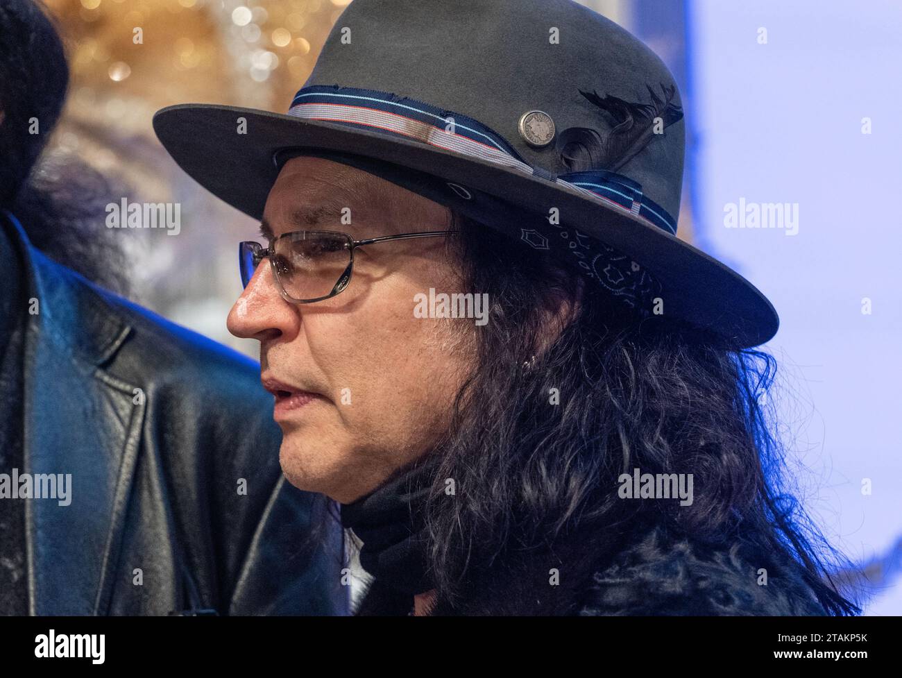 Eric Singer della band KISS partecipa all'illuminazione cerimoniale dell'Empire State Building a New York il 30 novembre 2023 in occasione dello spettacolo finale della band al MSG Foto Stock