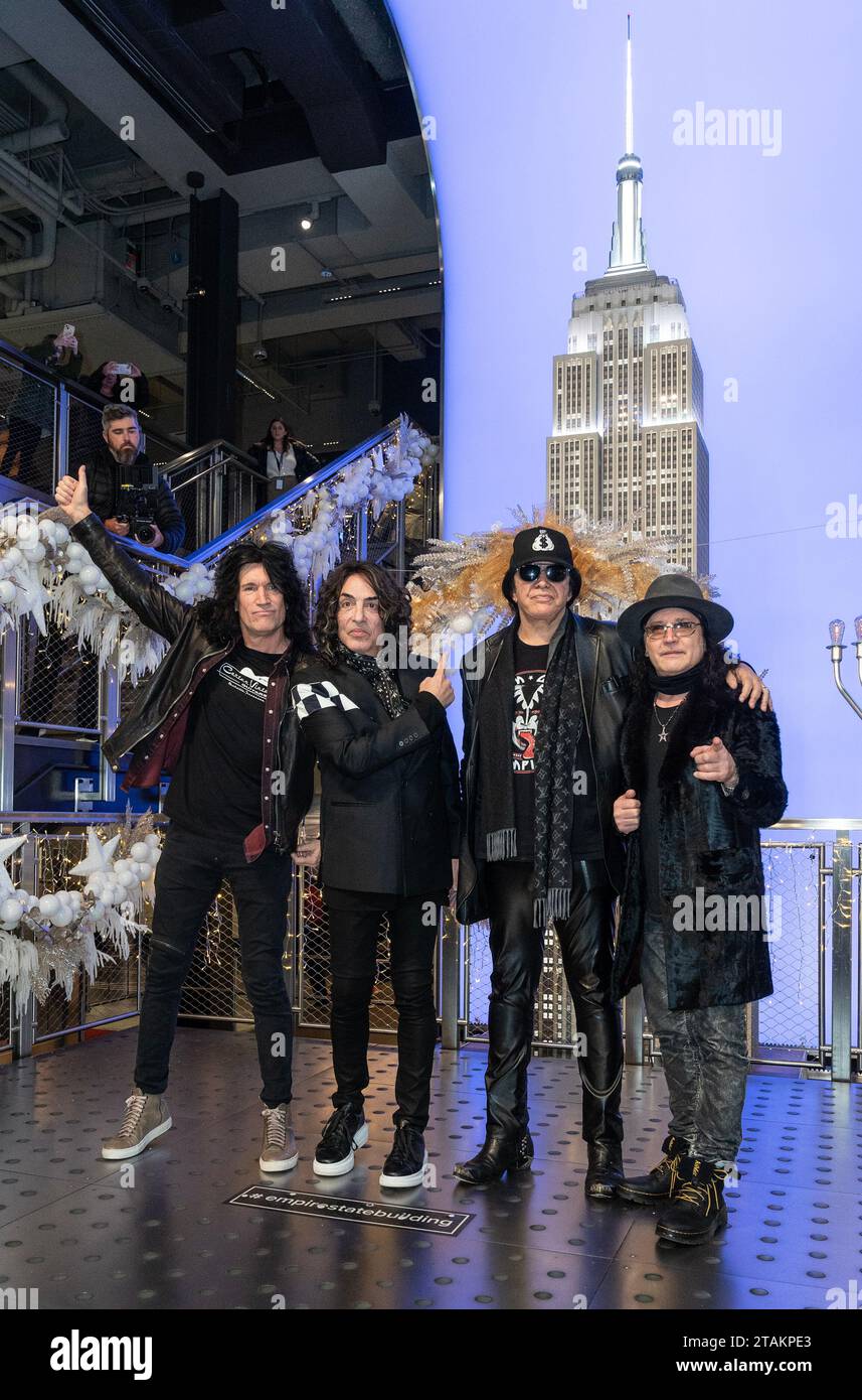New York, USA. 30 novembre 2023. Tommy Thayer, Paul Stanley, Gene Simmons, Eric Singer della band KISS assistono all'illuminazione cerimoniale dell'Empire State Building a New York il 30 novembre 2023 per celebrare lo spettacolo finale della band al Madison Square Garden. Band ha ricevuto la proclamazione dal sindaco della città dichiarando il 3 dicembre come KISS Day. (Foto di Lev Radin/Sipa USA) credito: SIPA USA/Alamy Live News Foto Stock