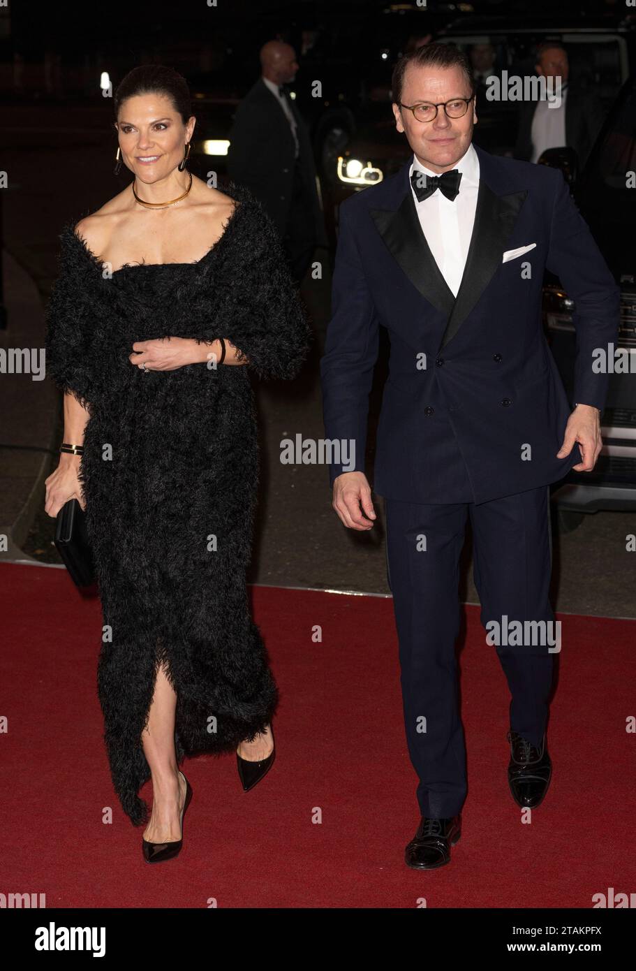 Londra, Inghilterra. REGNO UNITO. 30 novembre 2023. La Principessa Vittoria di Svezia e suo marito il Principe Daniel partecipano alla Royal Variety Performance 2023 presso Foto Stock