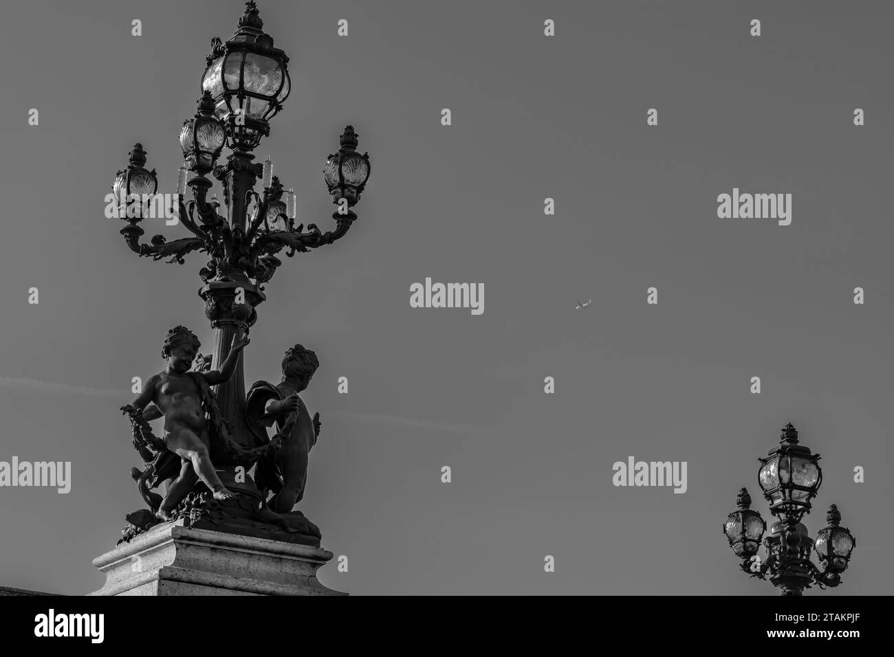 Parigi, Francia - 8 ottobre 2023: Veduta di varie statue, sculture e lanterne decorate sul Pont Alexandre III, il famoso ponte di Parigi fra Foto Stock