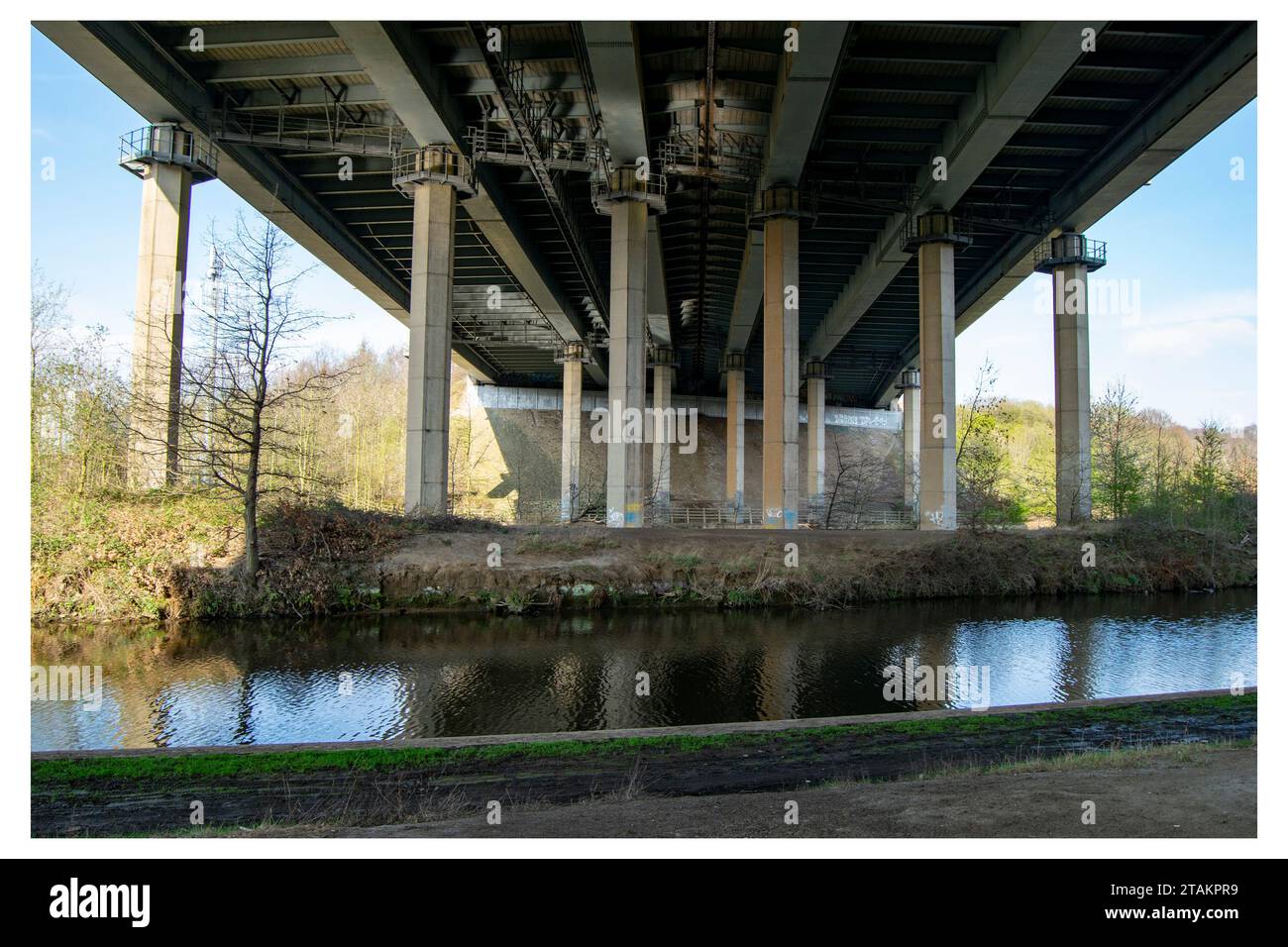 Calder e Hebble Navigation Canal sotto l'autostrada M62 Foto Stock