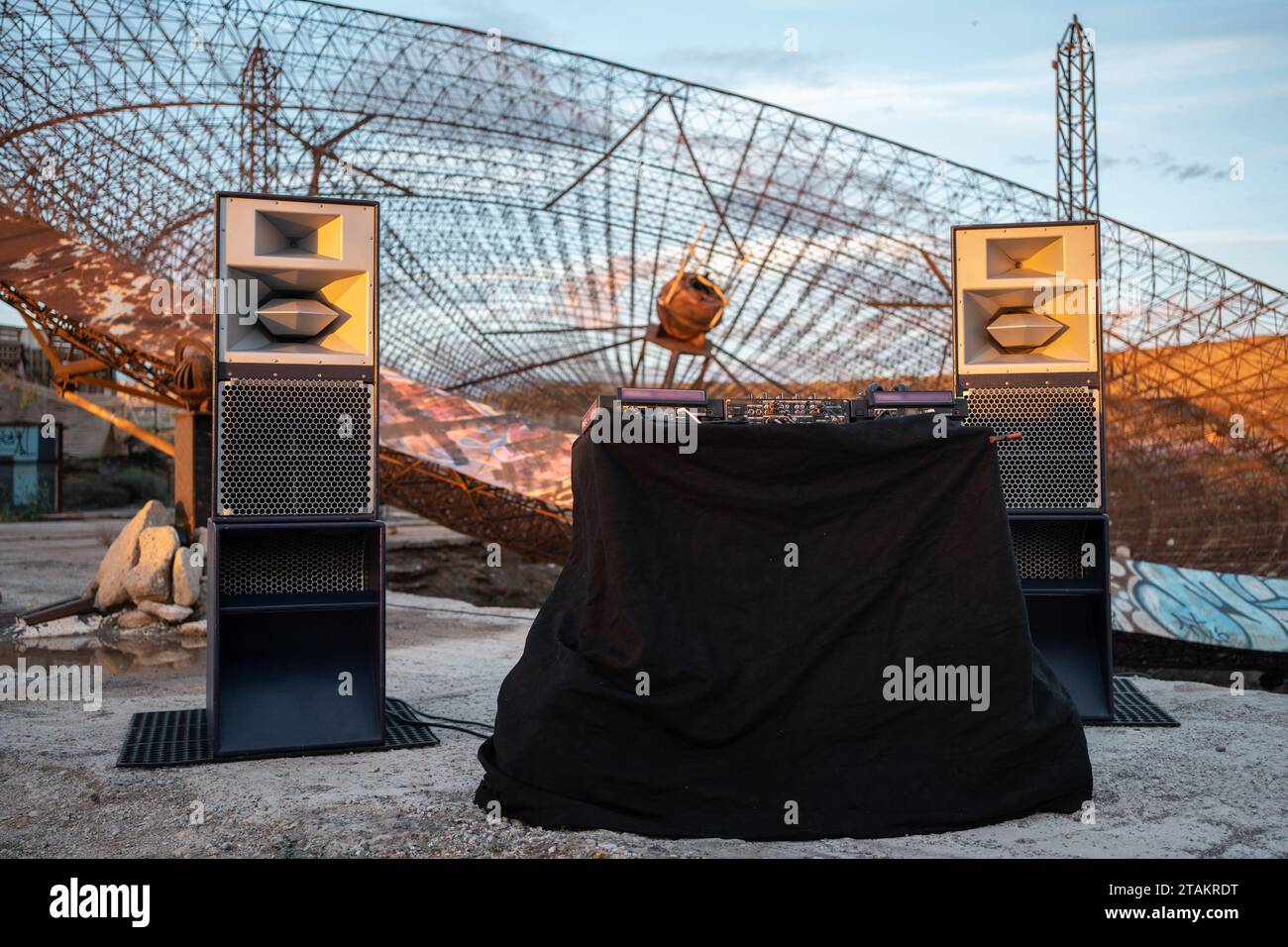 dj set dal vivo con antenna industriale abbandonata, Tenerife, isola delle Canarie Foto Stock