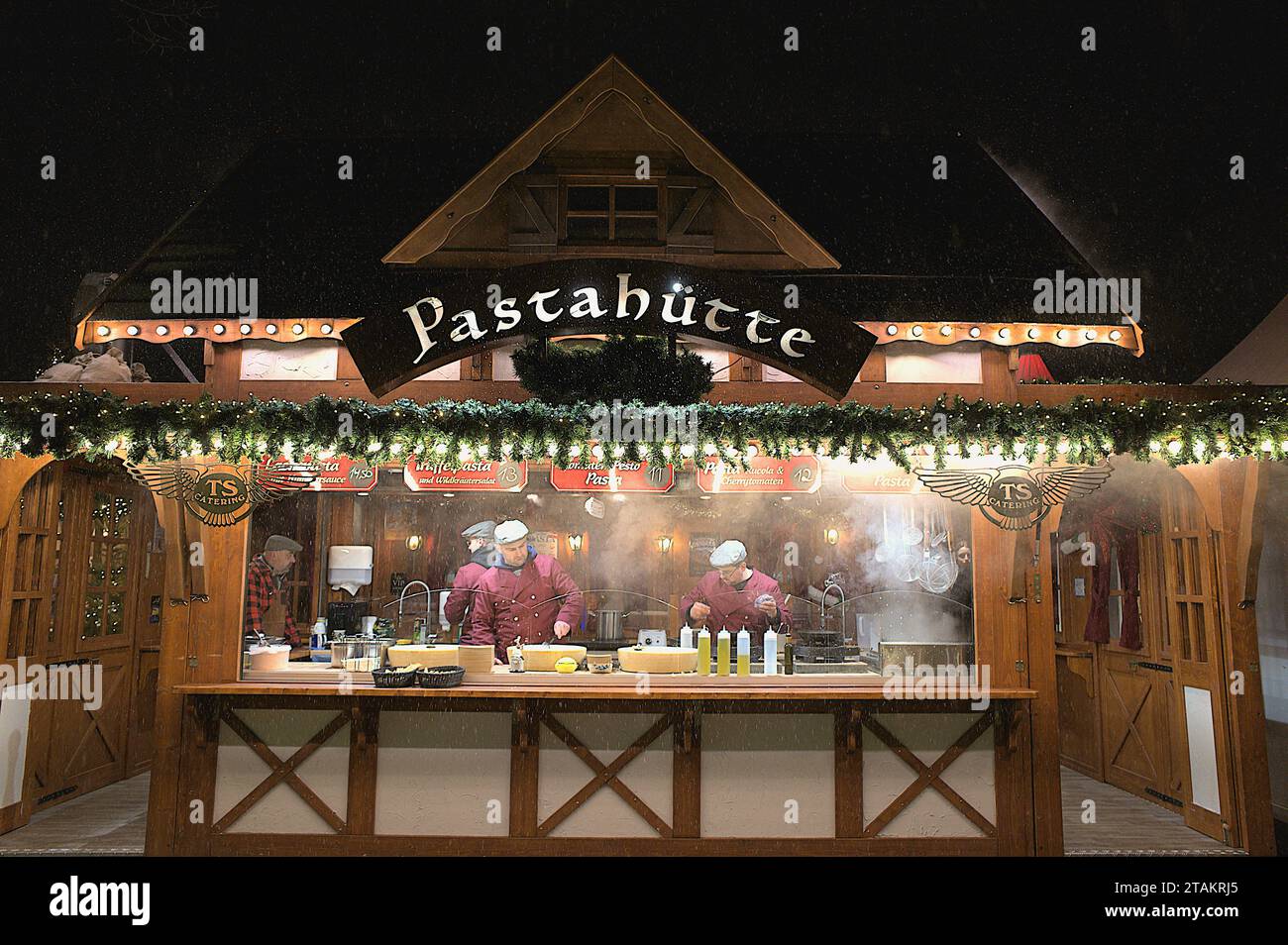 Pastahütte al mercatino di Natale del castello di Charlottenburg, mentre nevica a Berlino, in Germania Foto Stock
