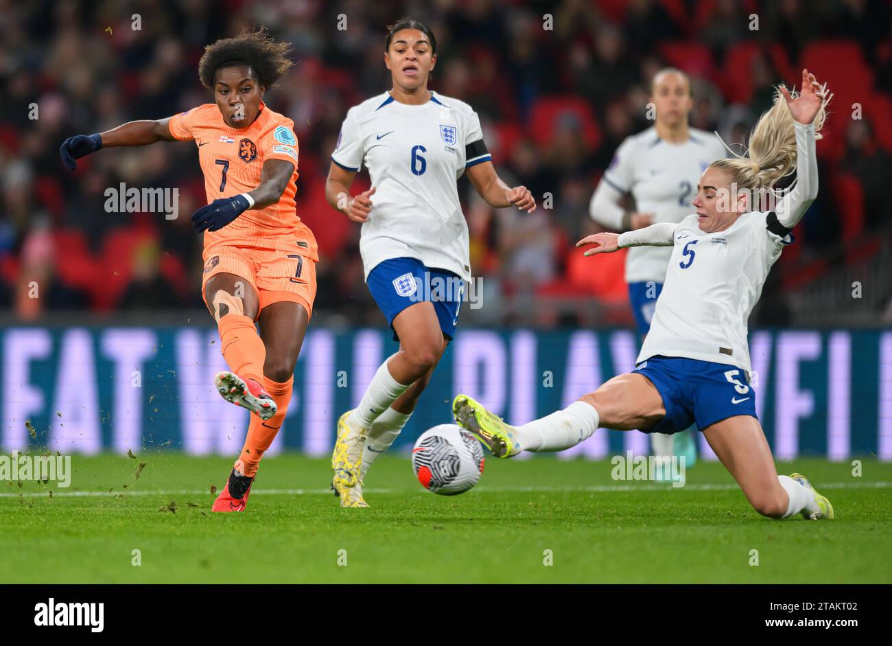 01 dic 2023 - Inghilterra / Paesi Bassi - UEFA Women ens Nations League - Wembley Stadium. Lineth Beerensteyn segna il suo secondo gol per i Nethelands. 0-2. Immagine : Mark Pain / Alamy Live News Foto Stock
