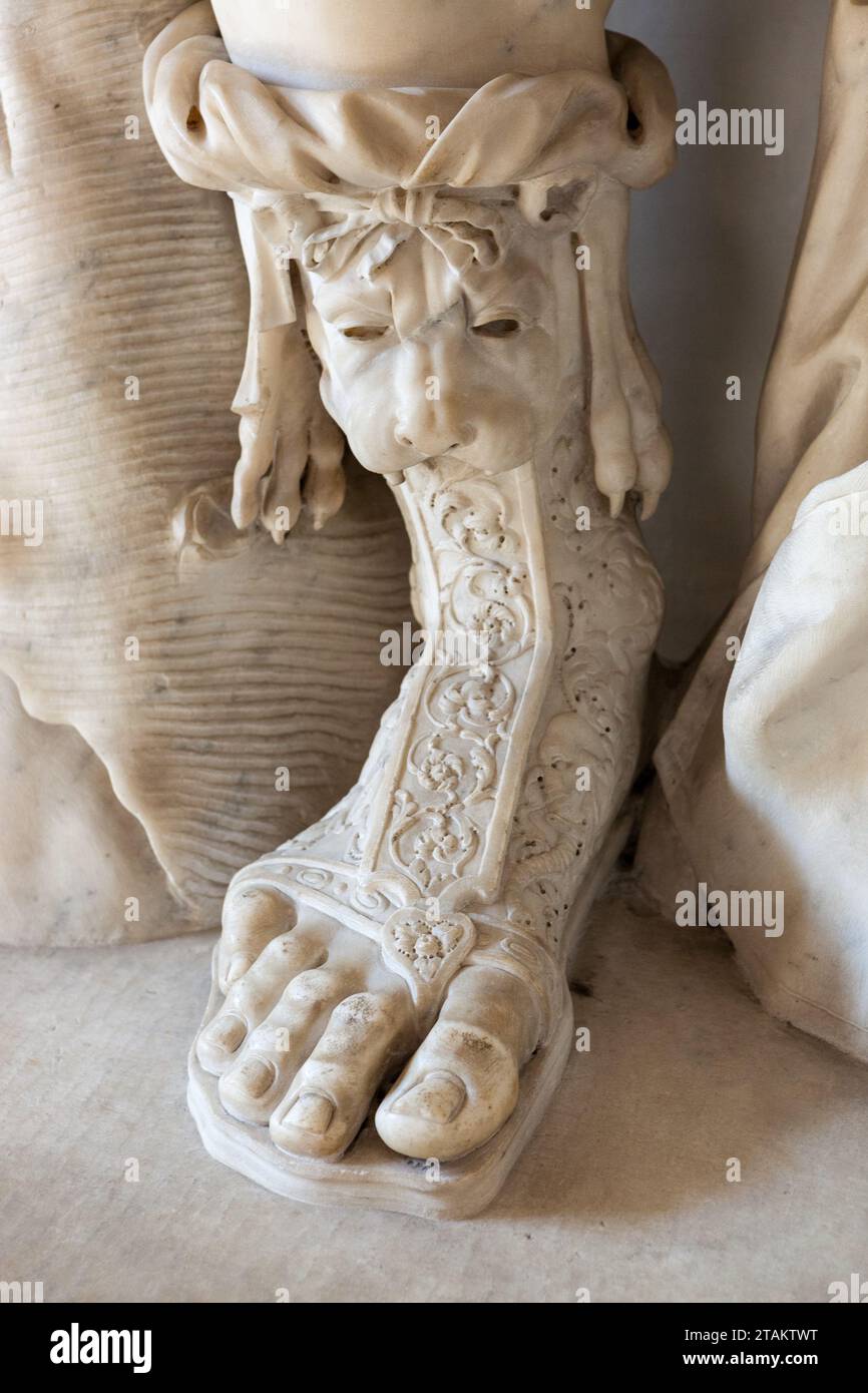 Ai piedi di una statua di marmo, Musei Capitolini, Roma, Italia. Foto Stock