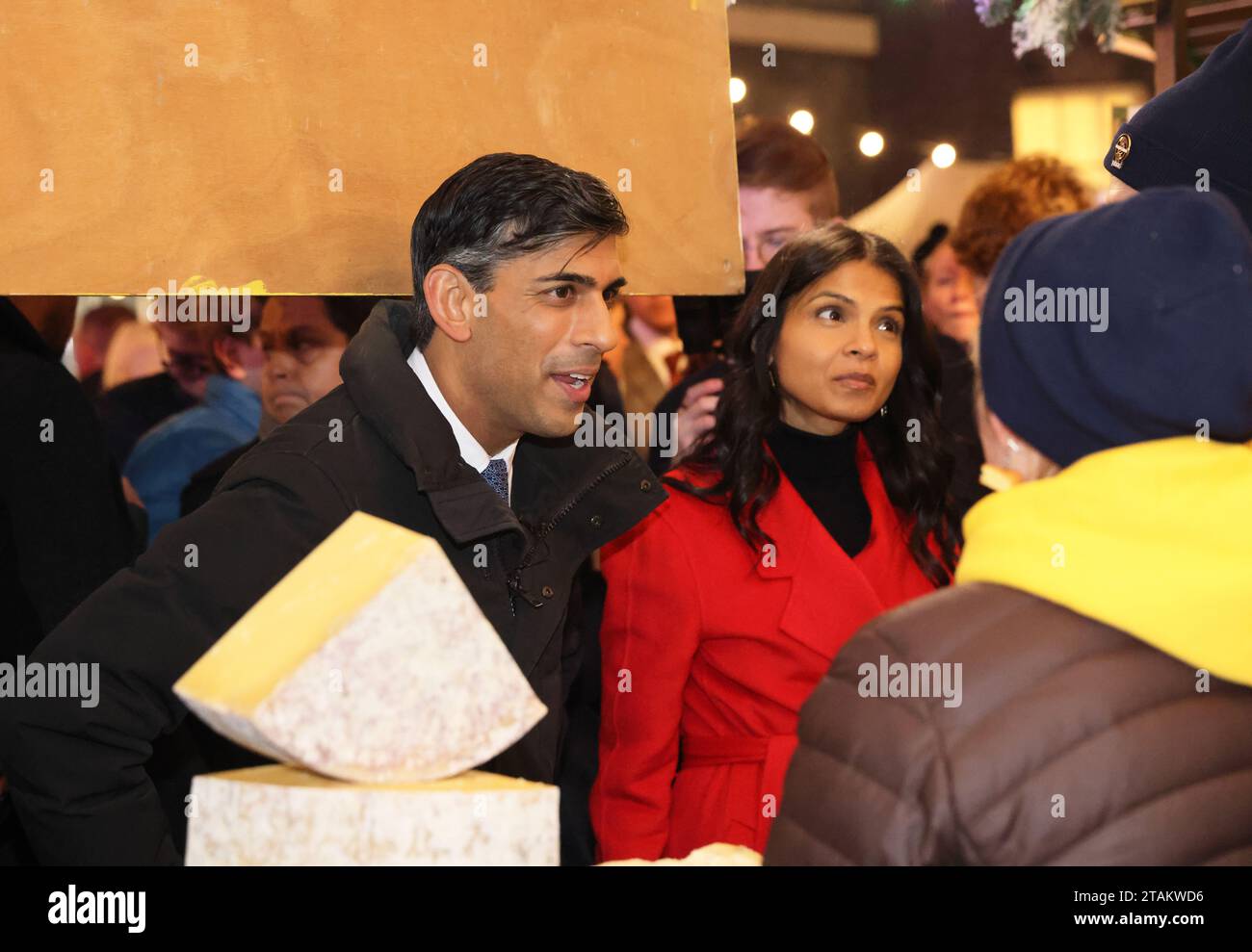 Rishi Sunak e Akshata Murty curiosano tra le bancarelle del Downing Street Festive Marketplace 2023, a Londra, Regno Unito Foto Stock