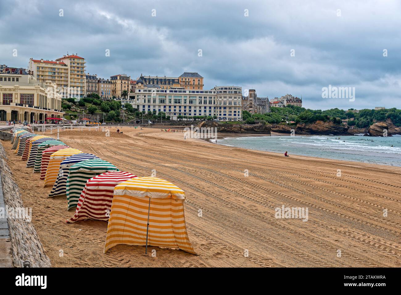 la plage de biarritz au pays basque francais en ete apres la pluie avec quelqus vacanciers et surfers Foto Stock