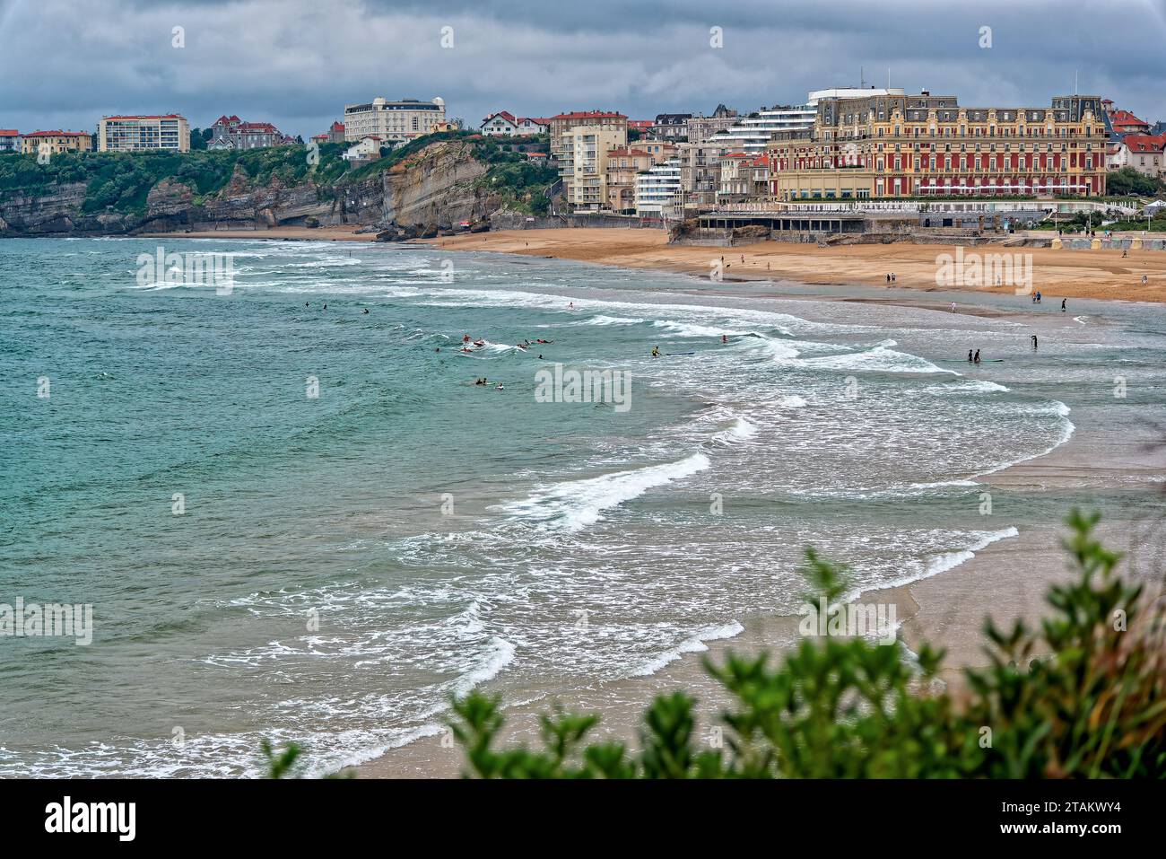 la plage de biarritz au pays basque francais en ete apres la pluie avec quelques vacanciers et surfers Foto Stock