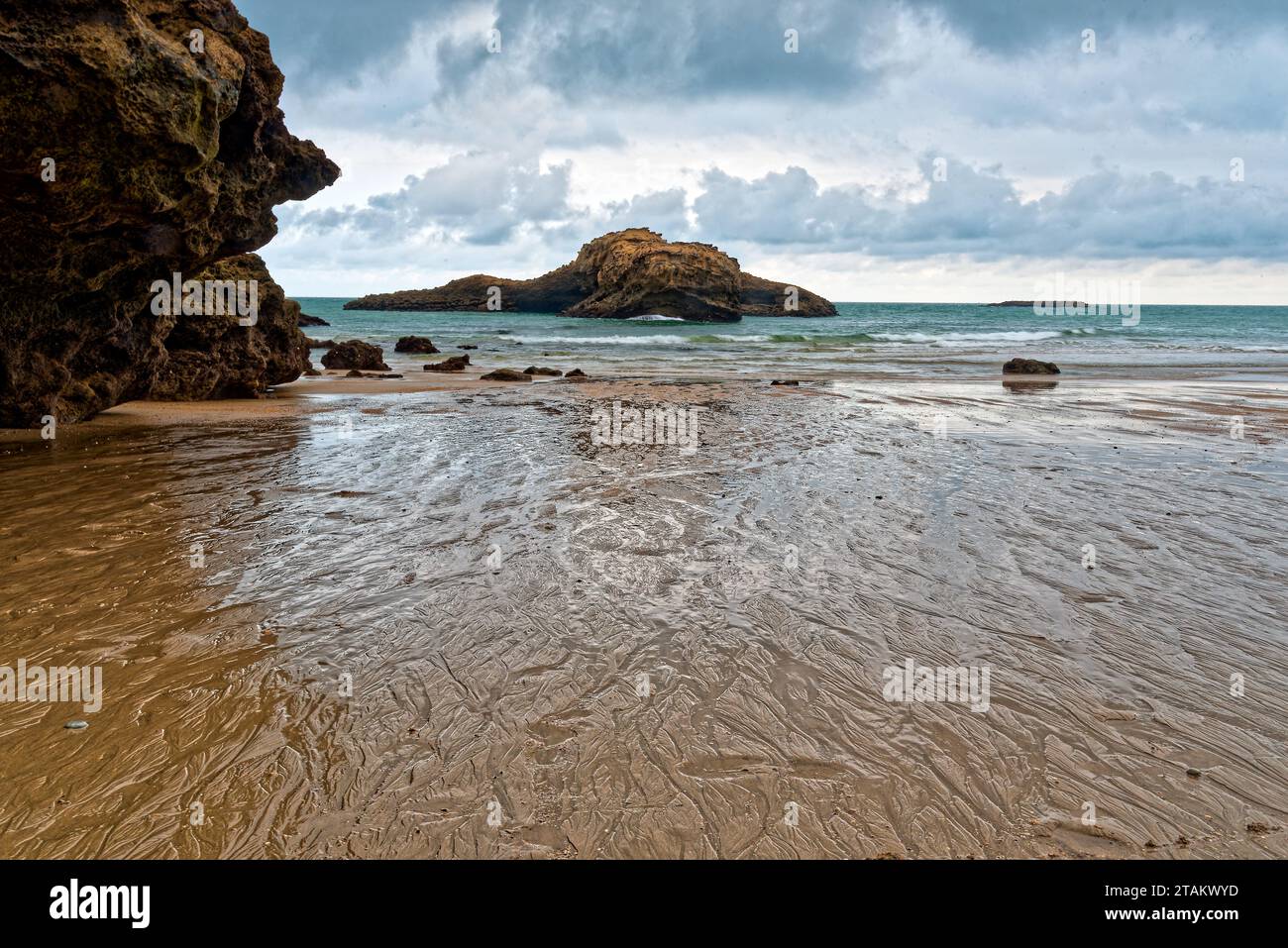 la plage de biarritz au pays basque francais en ete apres la pluie avec quelqus vacanciers et surfers Foto Stock