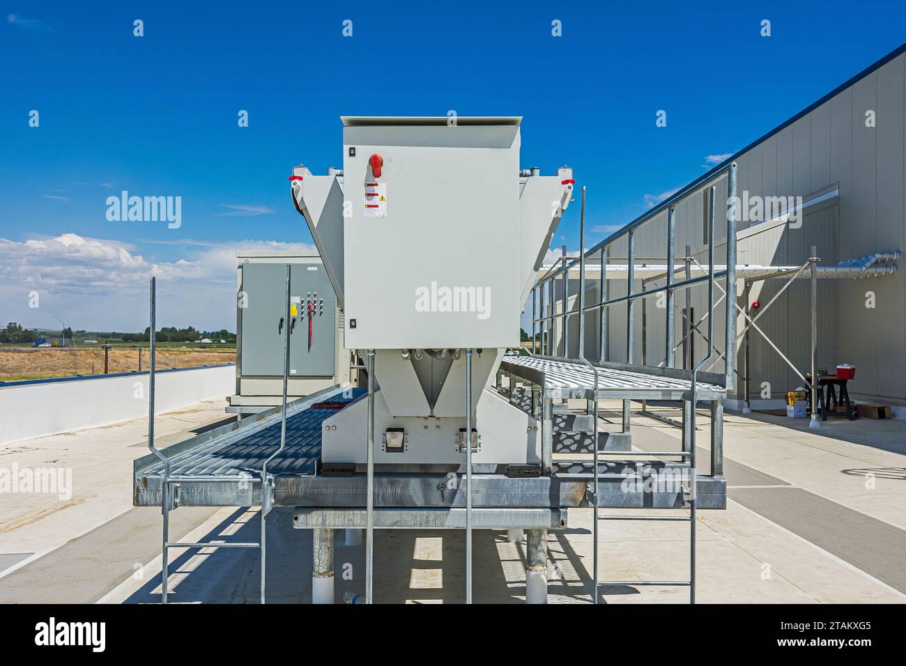 Quadro di comando elettrico su un condensatore adiabatico sul tetto di un magazzino di stoccaggio a freddo di CO2 (refrigerazione industriale). Foto Stock