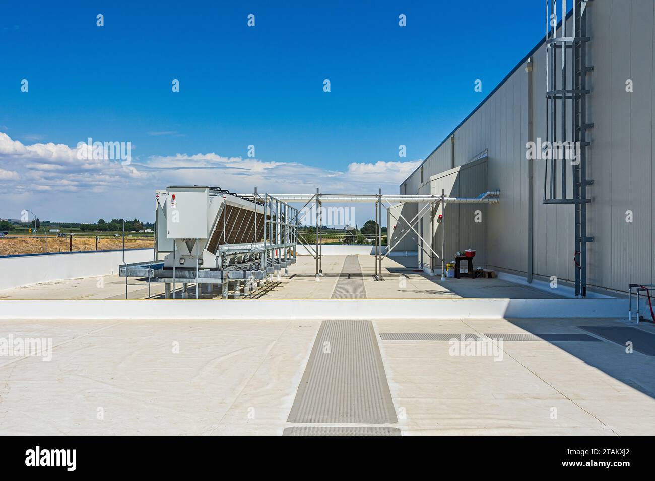 Quadro di comando elettrico su un condensatore adiabatico sul tetto di un magazzino di stoccaggio a freddo di CO2 (refrigerazione industriale). Foto Stock