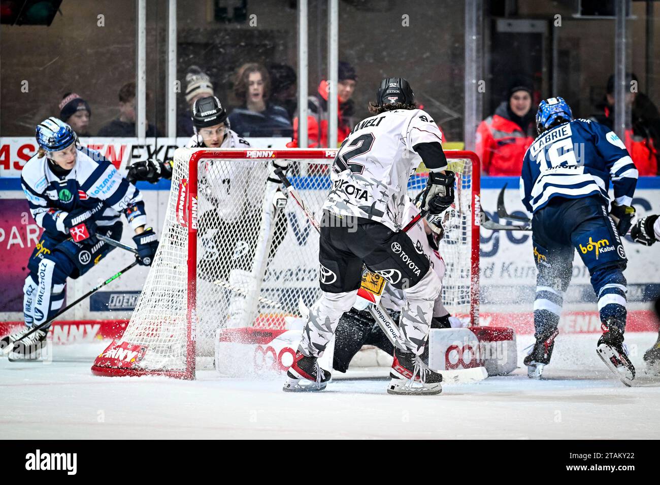 Iserlohn, Deutschland. 1 dicembre 2023. Wimmelbild, Hubert Labrie (Iserlohn Roosters, n. 16) Charlie Jahnke (Iserlohn Roosters, n. 11) Hakon Haenelt (Koelner Haie, n. 92) Robin van Calster (Koelner Haie, n. 05) Nick Bailen (Koelner Haie, n. 7) GER, Iserlohn Roosters vs. Koeler Haie, Eishockey, Penny-DEL, 23. Spieltag, Spielzeit 2023/2024, 01.12.2023, foto: Jonas Brockmann/Eibner-Pressefoto credito: dpa/Alamy Live News Foto Stock