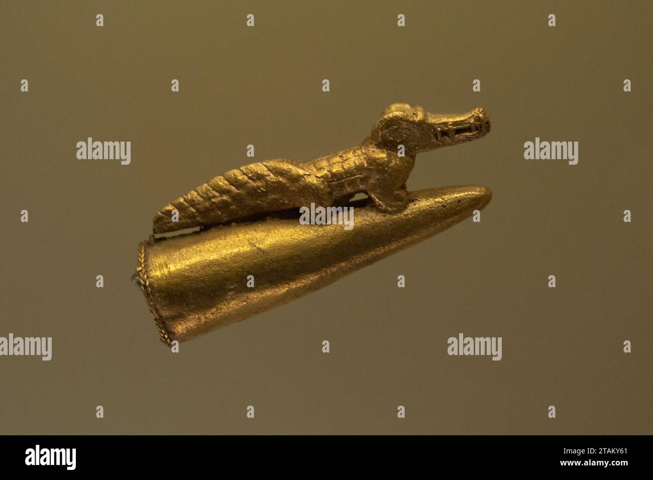 Antico coccodrillo dorato piccolo pezzo al museo dorato Foto Stock