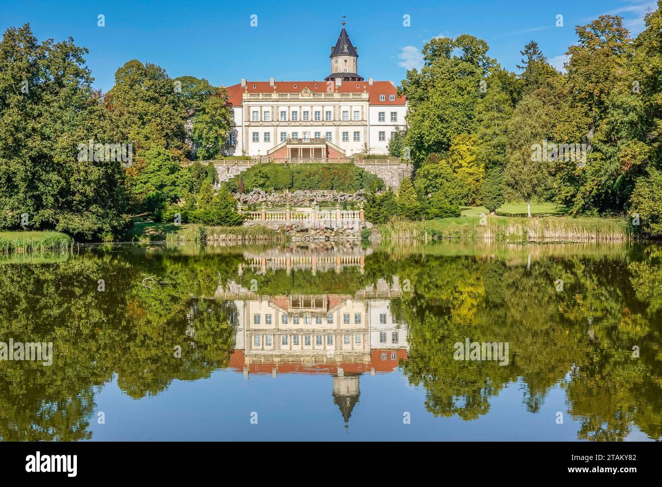 Schloss Wiesenburg, SEE im Schloßpark, Landkreis Potsdam Mittelmark, Brandenburg, Deutschland *** Castello di Wiesenburg, lago nel parco del castello, Potsdam Mittelmark District, Brandeburgo, Germania Credit: Imago/Alamy Live News Foto Stock