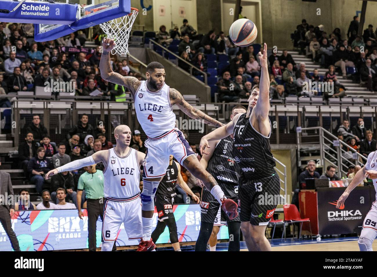 Liegi, Belgio. 1 dicembre 2023. Haggins, jamelle di Liegi e Niels De Ridder di Kortrijk, lottano per la palla durante una partita di basket tra RSW Liegi Basket e House of Talents Spurs Kortrijk, venerdì 01 dicembre 2023 a Liegi, l'11° giorno del round nazionale del Belgio nei campionati di basket di prima divisione belgi "BNXT League". BELGA PHOTO BRUNO FAHY Credit: Belga News Agency/Alamy Live News Foto Stock