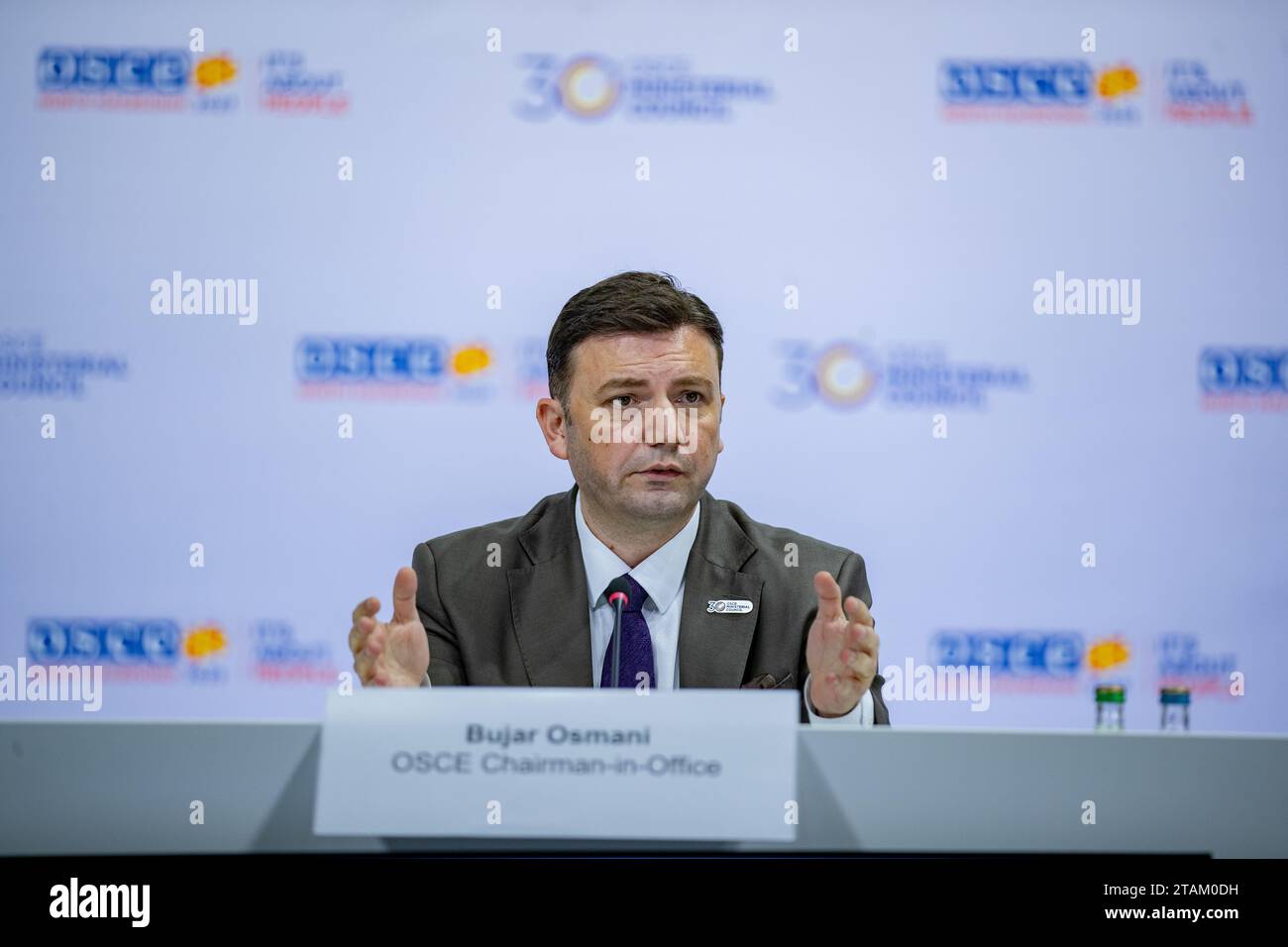 Conclusione della 30a riunione del Consiglio ministeriale dell'OSCE: Il presidente Bujar Osmani (nella foto), il presidente entrante di Malta Ion Borg (non nella foto) e il segretario generale dell'OSCE Helga Maria Shmid (non nella foto) hanno tenuto una conferenza stampa congiunta al Boris Trajkovski Sports Centre di Skopje, nella Macedonia del Nord, venerdì 1 dicembre 2023. (Foto VX/ Vudi Xhymshiti) Foto Stock