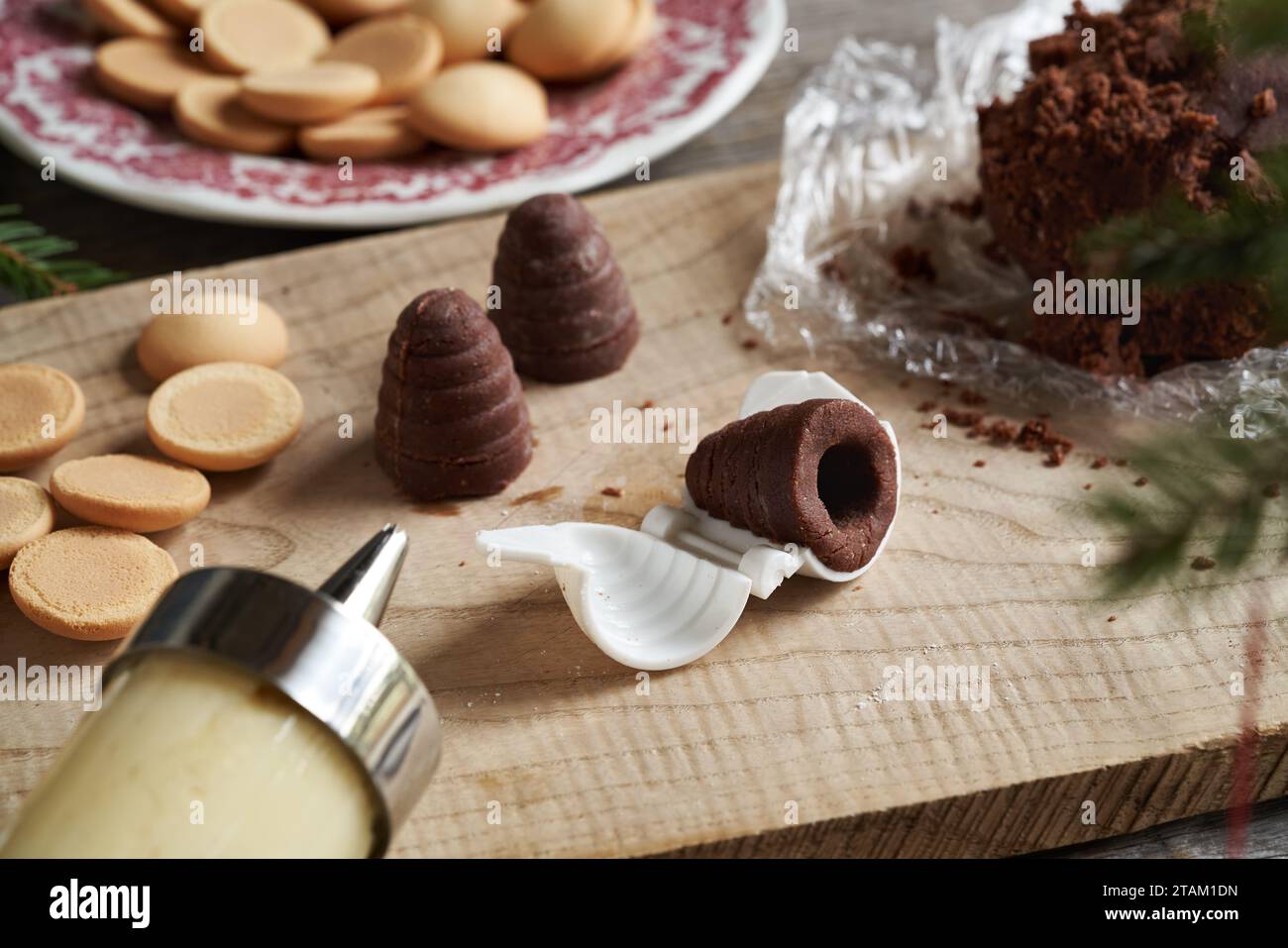Preparazione fatta in casa di alveari o nidi di vespe - biscotti di Natale cechi senza cottura riempiti con crema di eggnog Foto Stock