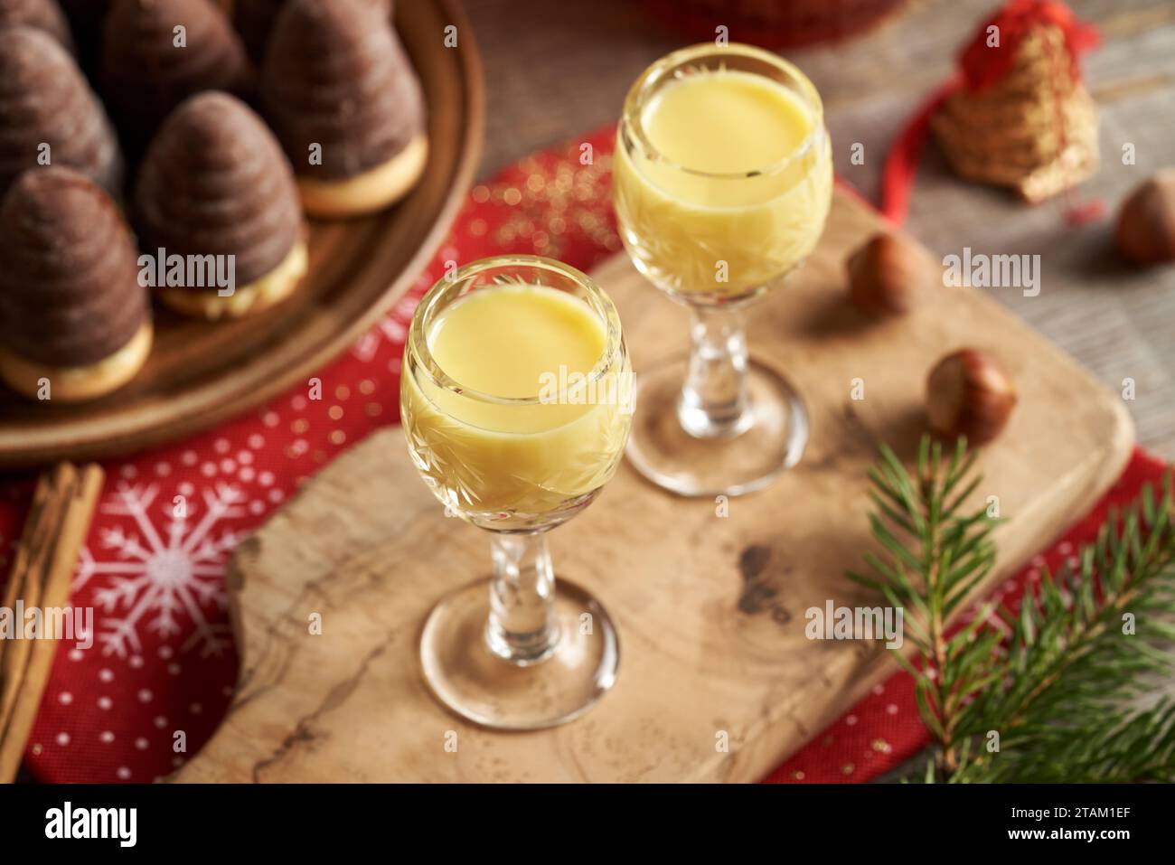 Eggnog in due bicchieri da shot con nidi di vespa o alveari - biscotti tradizionali di Natale cechi sullo sfondo Foto Stock