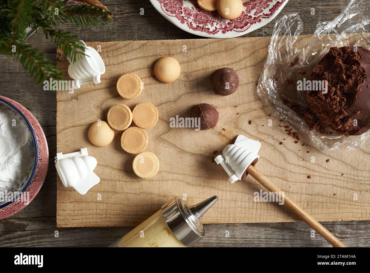 Preparazione fatta in casa di alveari o nidi di vespe - tradizionali biscotti natalizi senza cottura riempiti con crema di eggnog Foto Stock