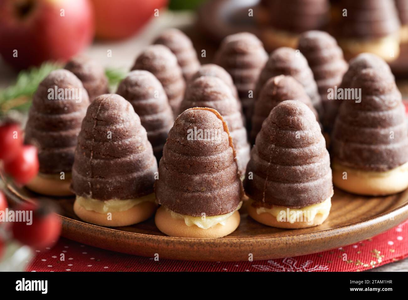 Alveari o nidi di vespe - tradizionali biscotti di Natale cechi senza cottura riempiti con crema di eggnog, da vicino Foto Stock