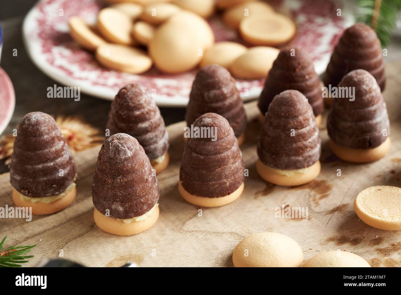 Preparazione di alveari fatti in casa o nidi di vespe - tradizionali biscotti di Natale cechi riempiti con crema di eggnog Foto Stock