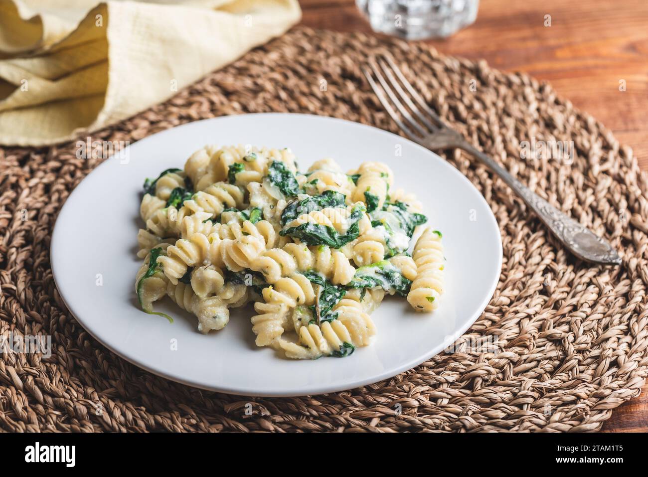 Pasta cremosa con spinaci e timo Foto Stock