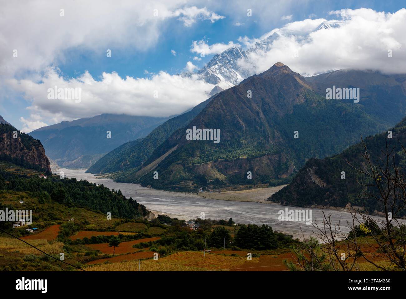 Campi fertili su una collina di un affluente del fiume Kali Gandaki - Mustang Ditrict, Nepal Foto Stock