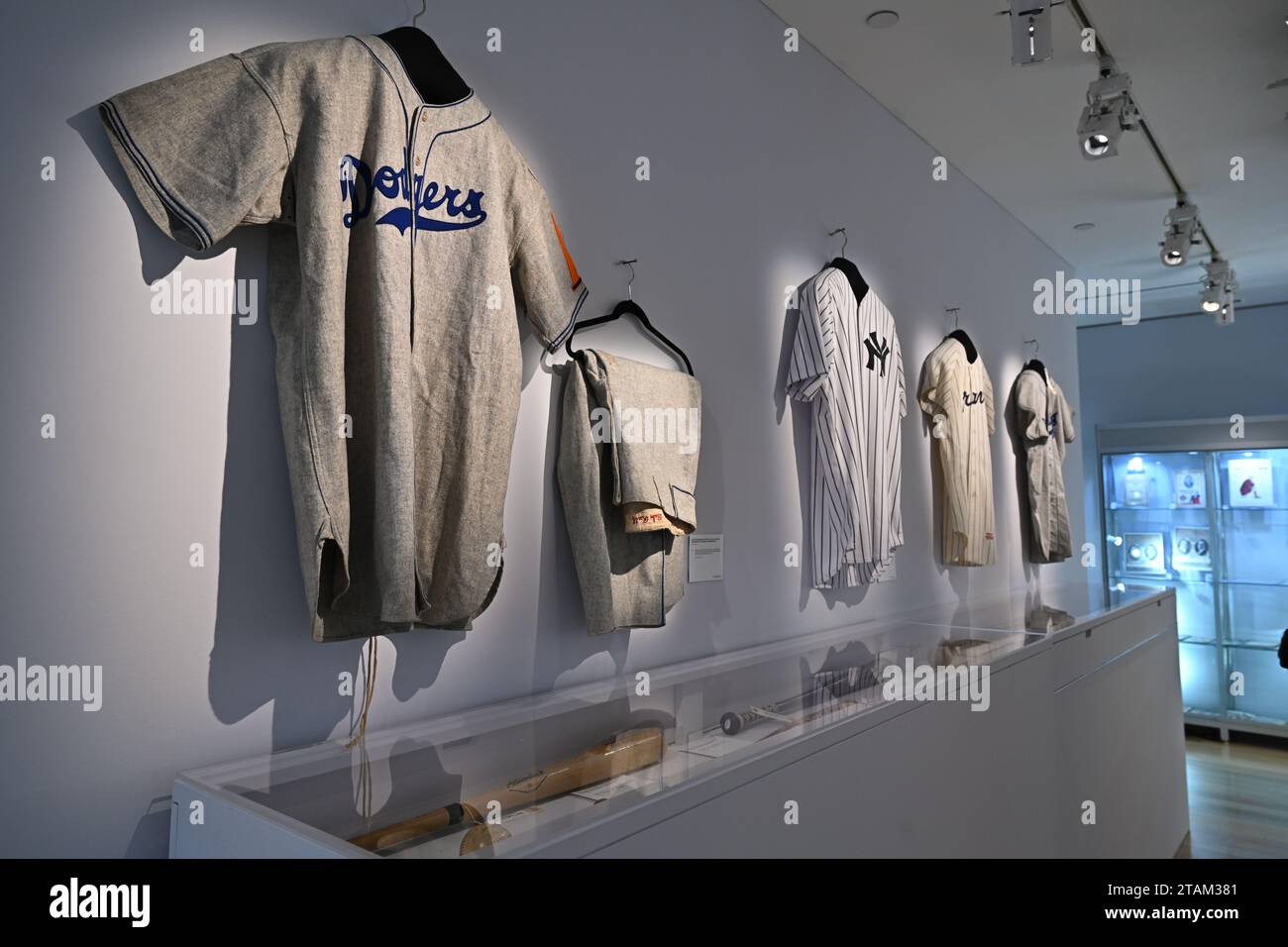 Un'uniforme Babe Ruth Brooklyn Dodgers Professional Model Road del 1938 in mostra durante l'asta "The Geddy Lee Collection" dei cimeli del baseball a Chri Foto Stock