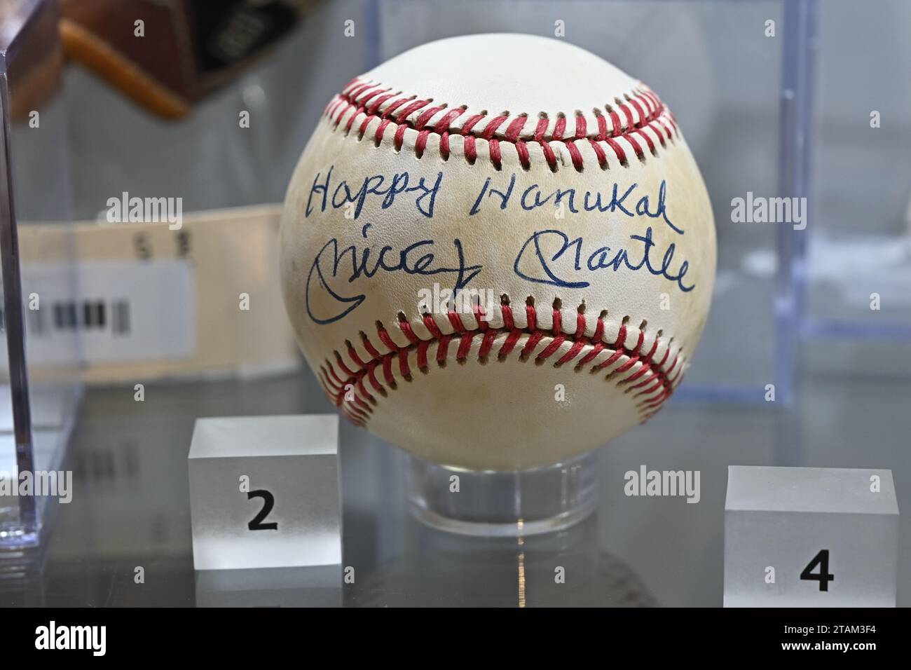 Un Mickey Mantle Happy Hanukah ha autografato il baseball in mostra durante l'asta "The Geddy Lee Collection" di cimeli del baseball al Christie's on Decem Foto Stock