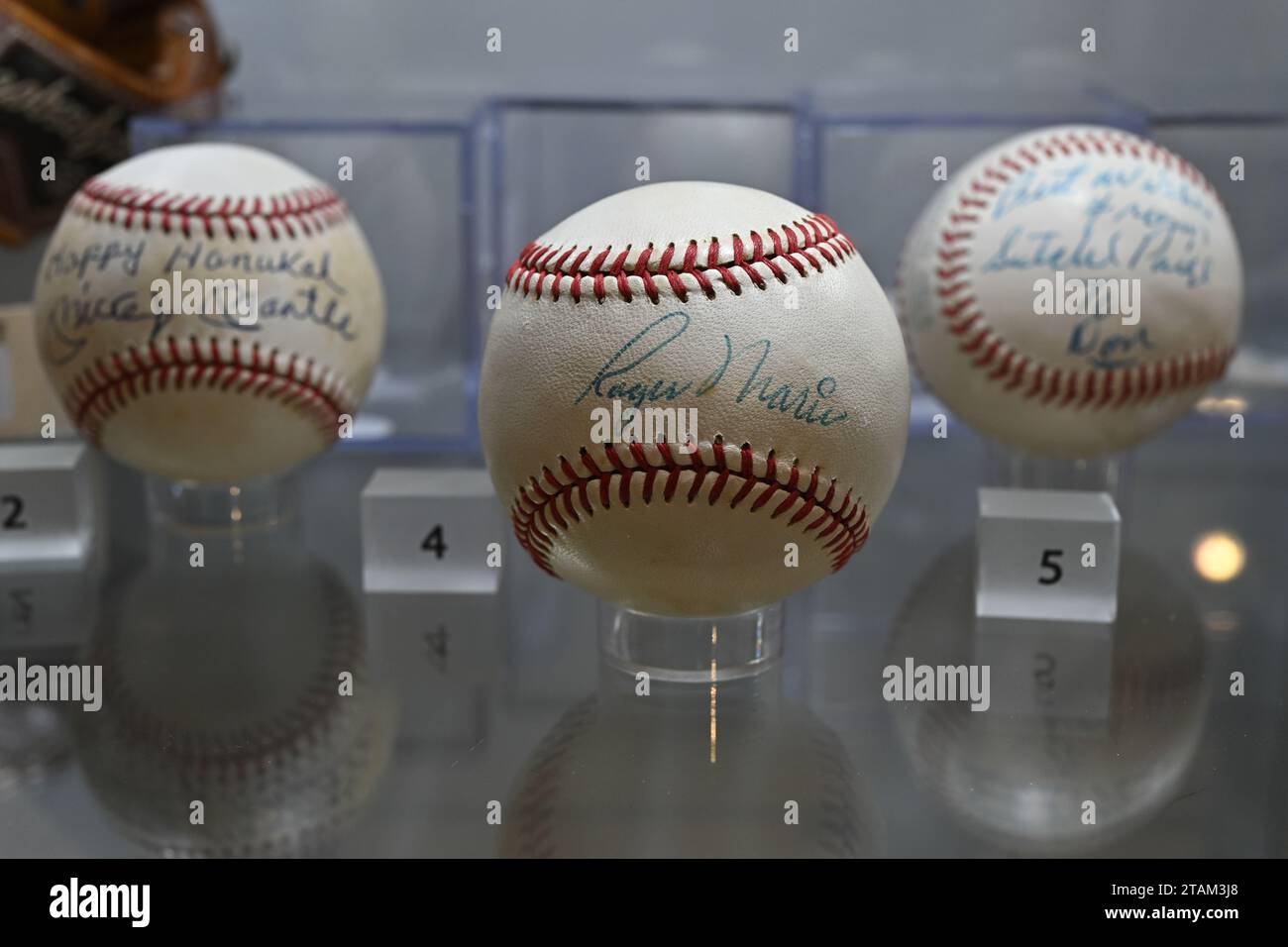 Mickey Mantle, Roger Maris e Satchel Paige hanno autografato le palline da baseball in mostra durante l'asta "The Geddy Lee Collection" di cimeli del baseball al Chr Foto Stock