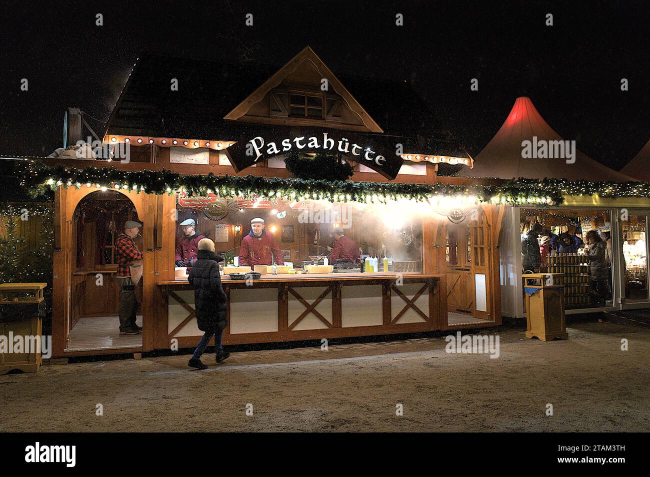 Pastahütte in un mercatino di Natale al Castello di Charlottenburg, mentre nevica a Berlino, Germania pt. 2 Foto Stock