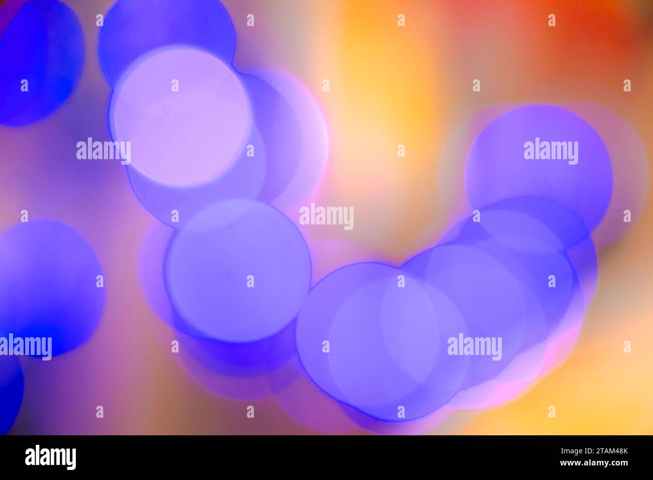 Cerchi di luce bokeh morbidi blu viola sfocato astratto e liscio che brillano su sfondo colorato, primo piano Foto Stock