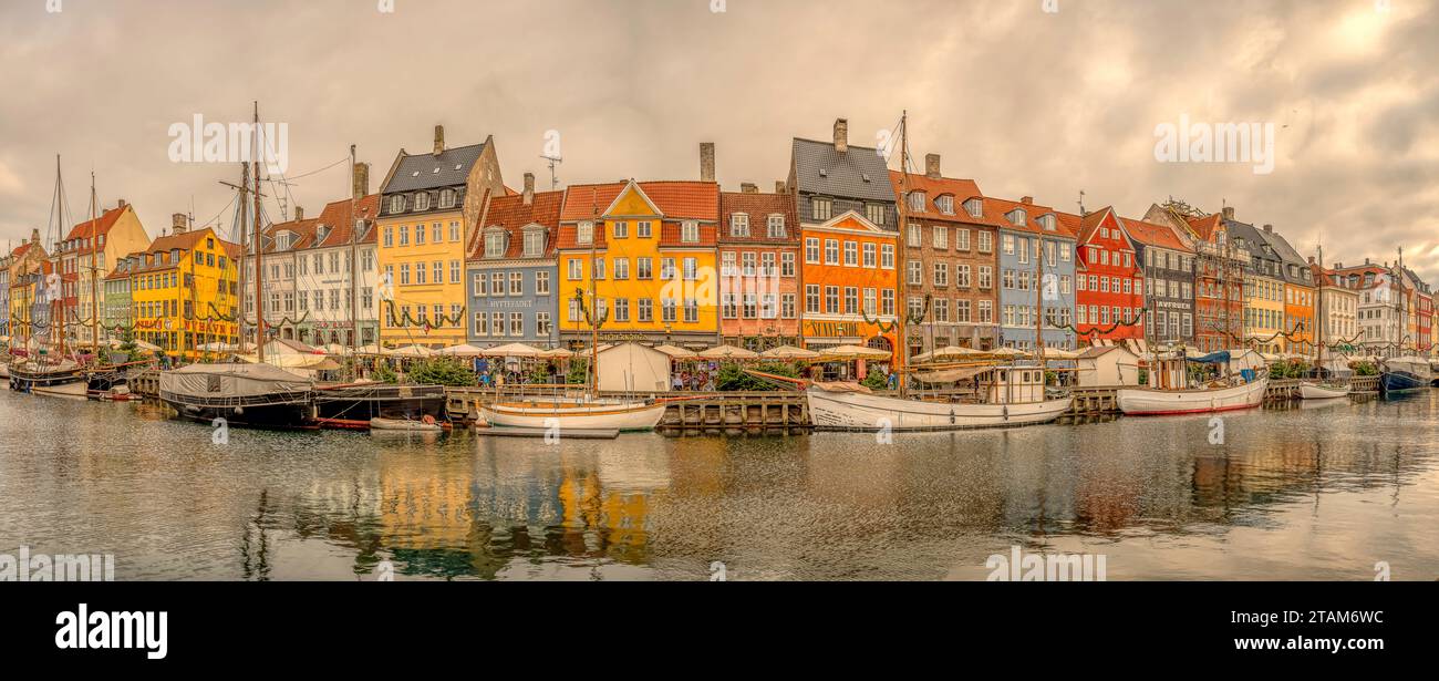 Panorama di Nyhavn con case colorate e barche ormeggiate al molo, Copenaghen, 25 novembre 2023 Foto Stock